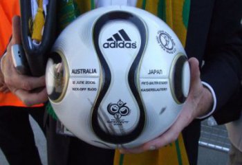 仿真足球雕塑 現(xiàn)代球體雕塑 部隊球類雕塑