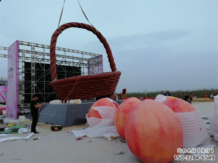 景觀果籃雕塑預(yù)定，白鋼構(gòu)件，桃子果籃雕塑選定