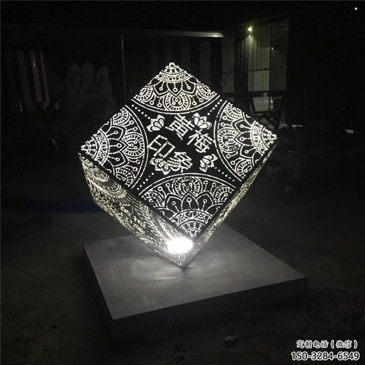 魔方雕塑定做，公園小品，燈光魔方雕塑點(diǎn)擊